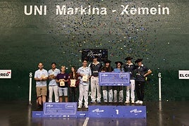 Los ganadores posan tras la victoria cosechada en el último partido en Markina.
