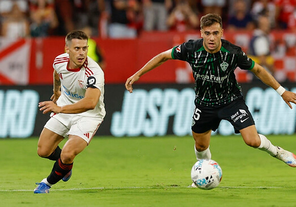 Álvaro Núñez, a la derecha, en el campo del Sevilla.