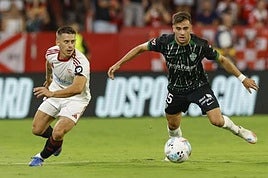 Álvaro Núñez, a la derecha, en el campo del Sevilla.