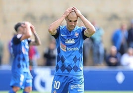 Arzalluz se lamenta tras una ocasión fallada en un partido en Urritxe.