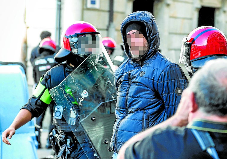 GKS, Ernai y Jardun, colectivos radicales unidos contra Falange que no se soportan entre sí