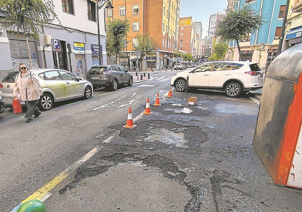 Asfalto ennegrecido tras arder los contenedores en la calle Labayru.