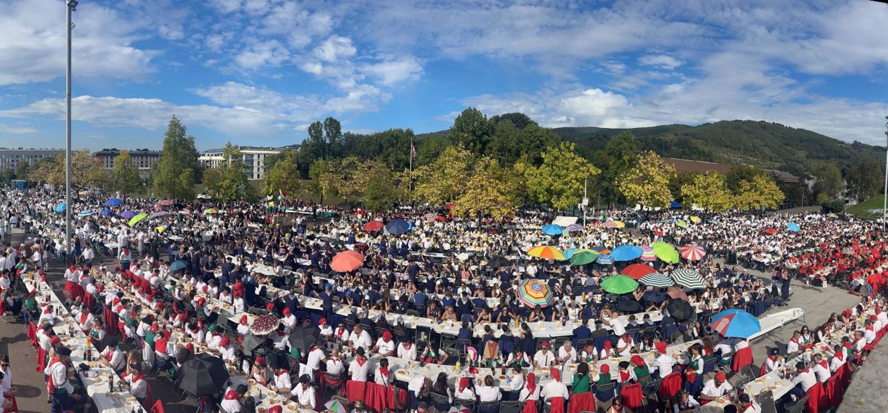 La gran comida de cuadrillas en Bizkotxalde reúne a los dieciséis grupos y se convierte en uno de los momentos más particulares y esperados de las fiestas de Basauri.