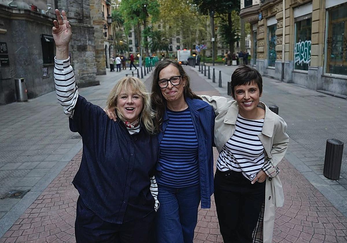 Emma Suárez y Elena Anaya junto a la directora Ione Hernández en el rodaje de 'Hermanas' en Bilbao.