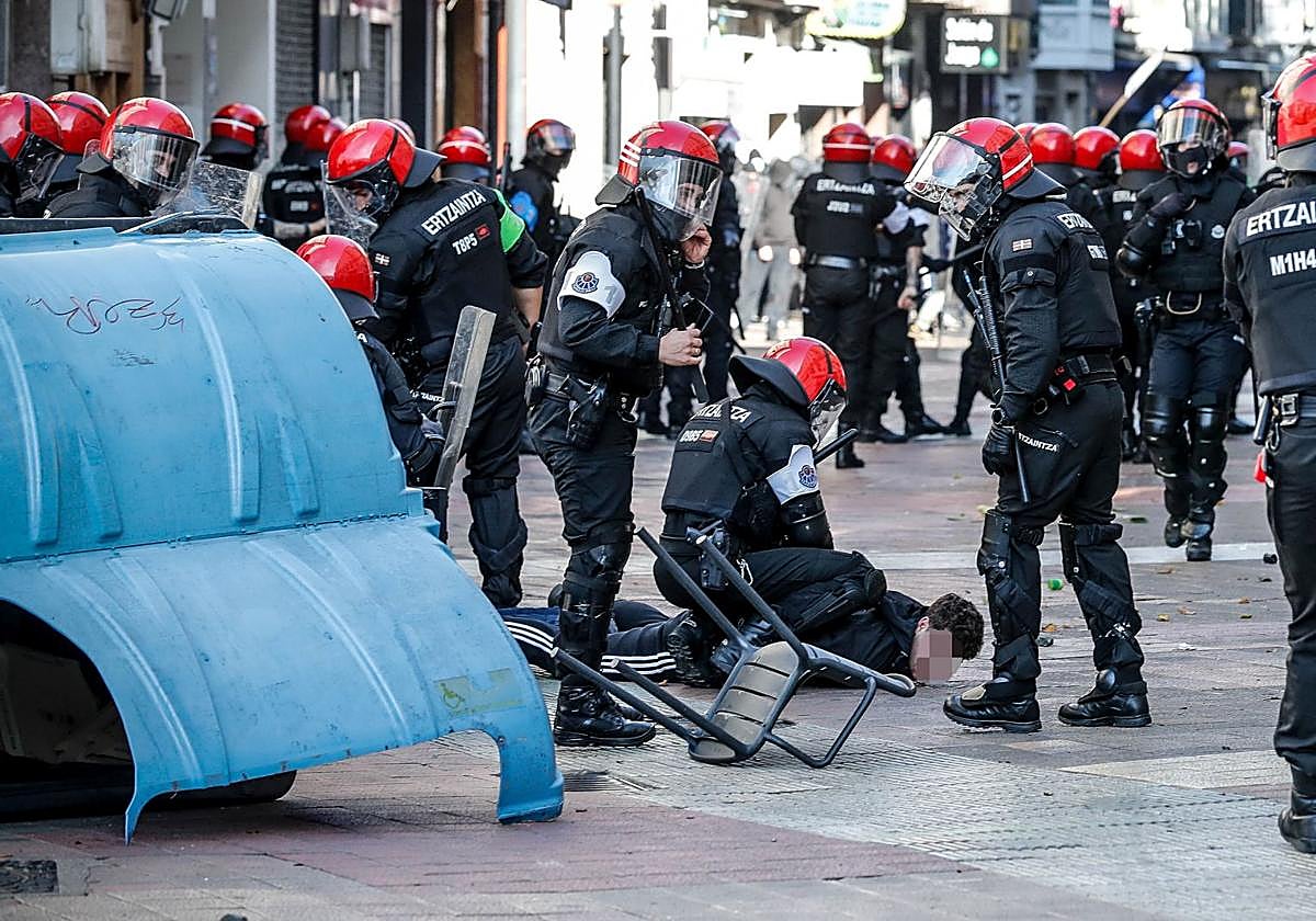 Vitoria condena sin Bildu y Elkarrekin los «graves» disturbios entre Falange y radicales