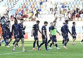 La escuadra azulgrana se marcha con tristeza al vestuario tras agradecer a la afición el apoyo brindado hasta el último momento.