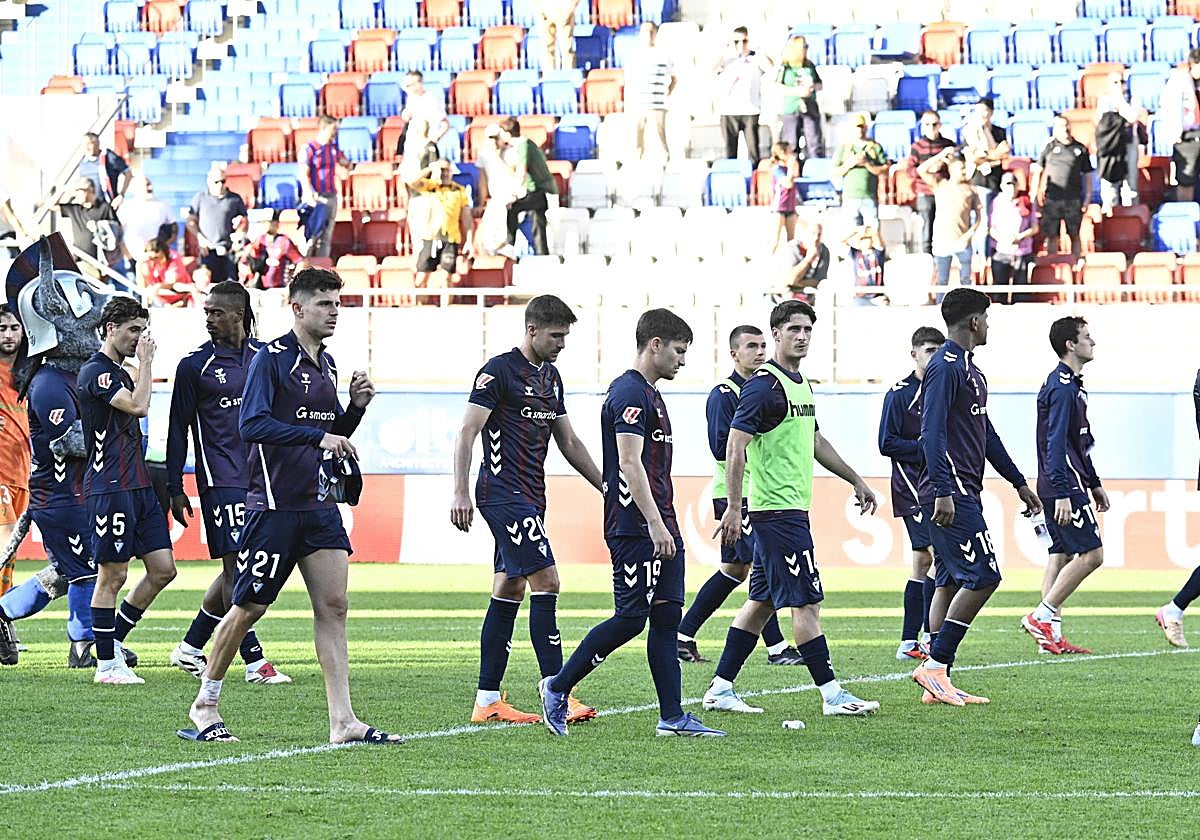 La escuadra azulgrana se marcha con tristeza al vestuario tras agradecer a la afición el apoyo brindado hasta el último momento.