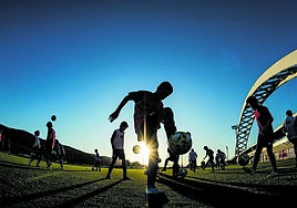 Jovenes de la cantera del Athletic trabajan en Lezama.
