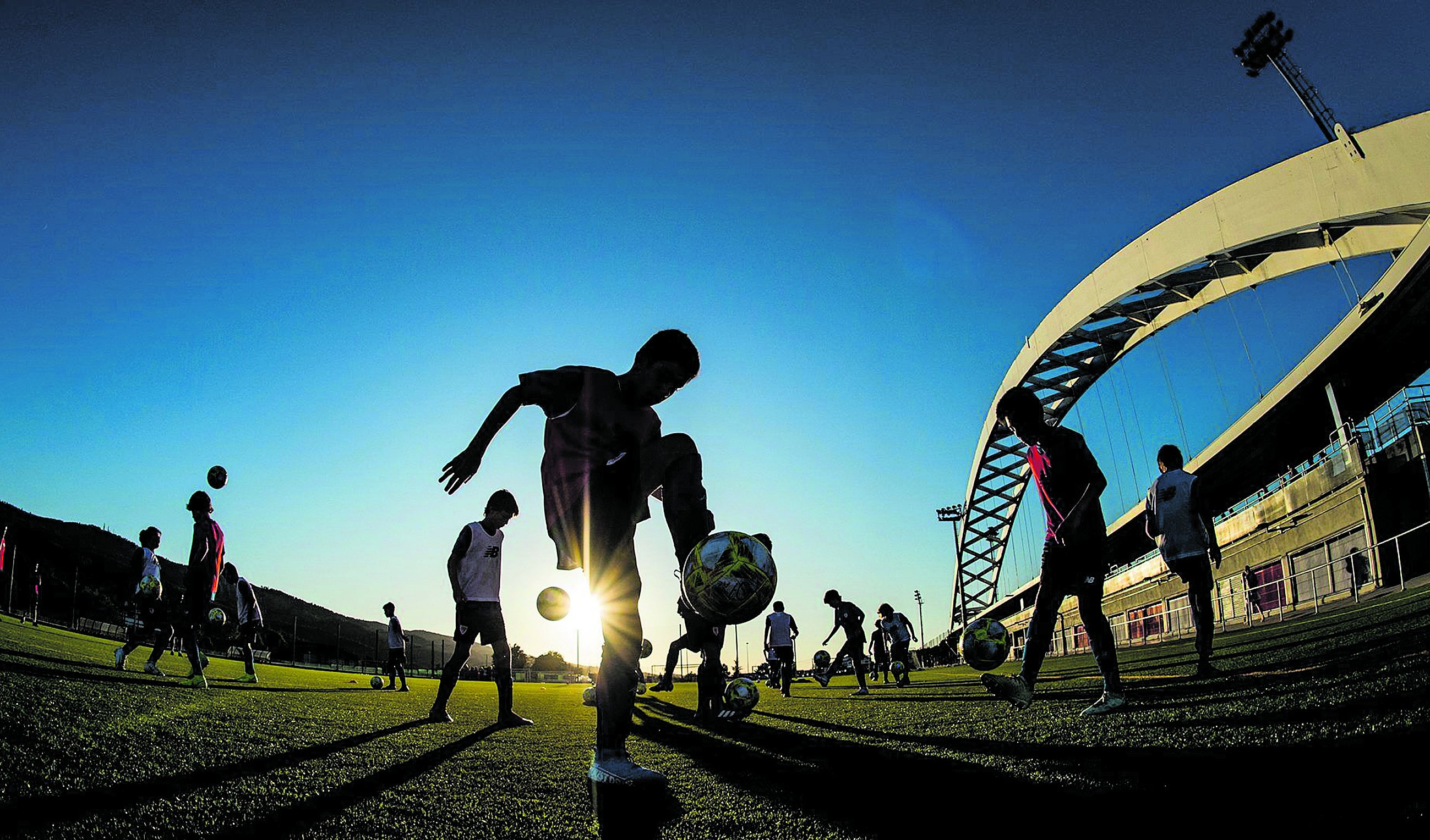 Jovenes de la cantera del Athletic trabajan en Lezama.