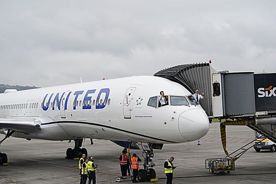 Los pilotos del viaje inaugural entre Nueva York y Bilbao saludan al llegar a Loiu.