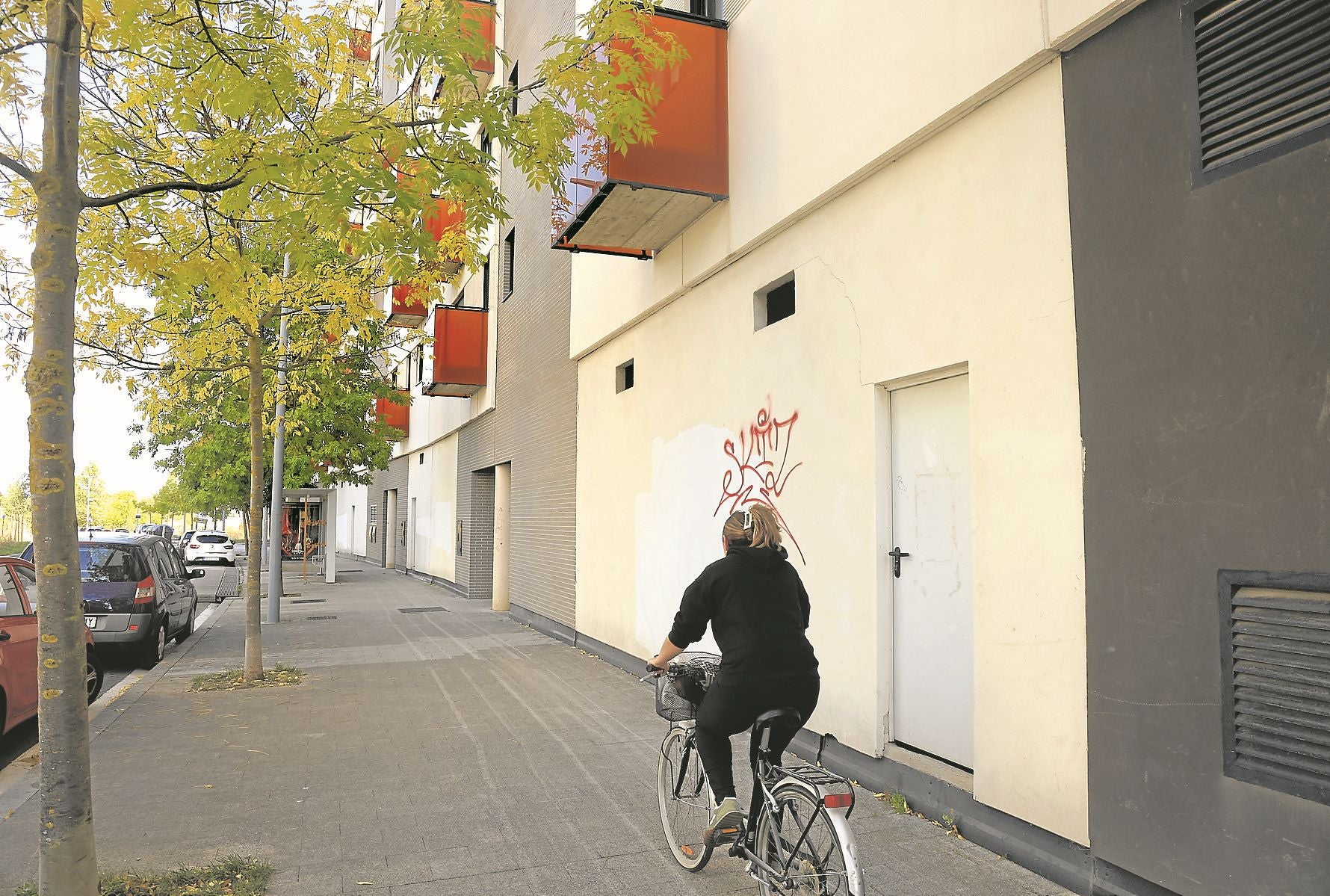 Locales comerciales vacíos propiedad del ayuntamiento en la calle Antonio Amat de Salburua.