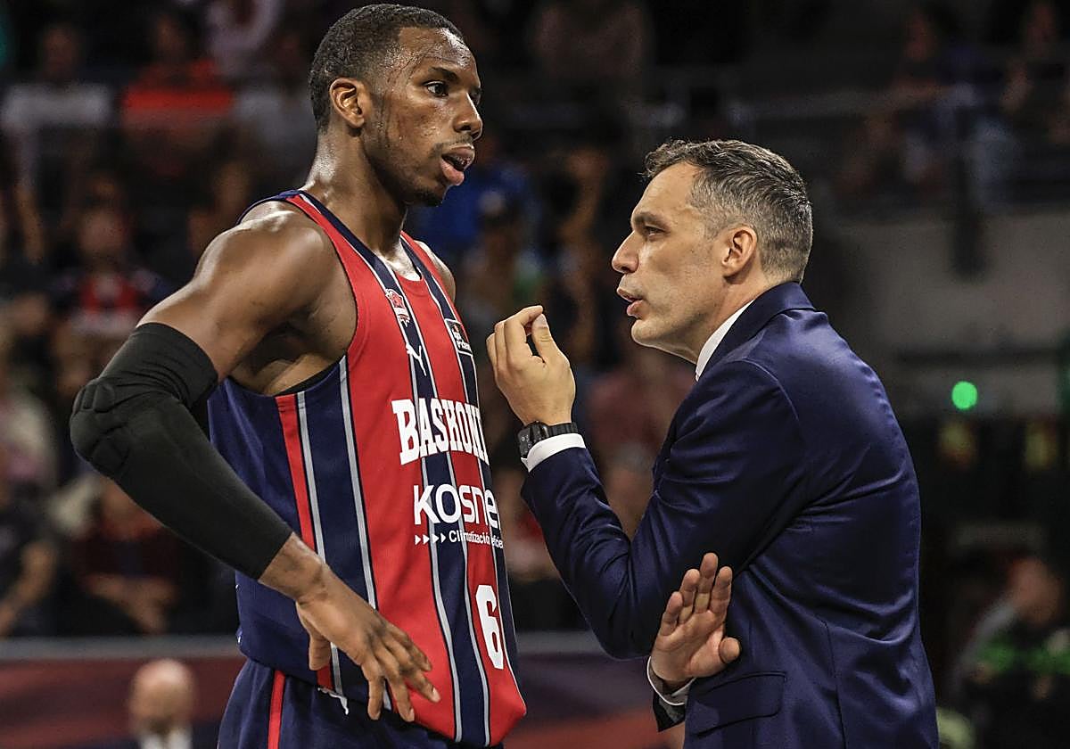 Galbiati instruye a Diallo en el partido contra el Real Madrid.