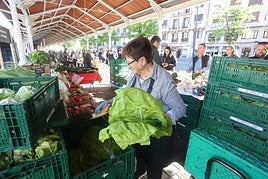 Una baserritarra vende sus productos en el mercado de El Arenal.
