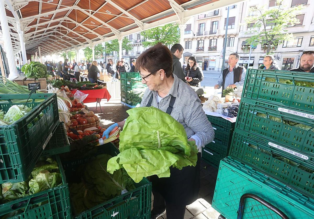 Una baserritarra vende sus productos en el mercado de El Arenal.