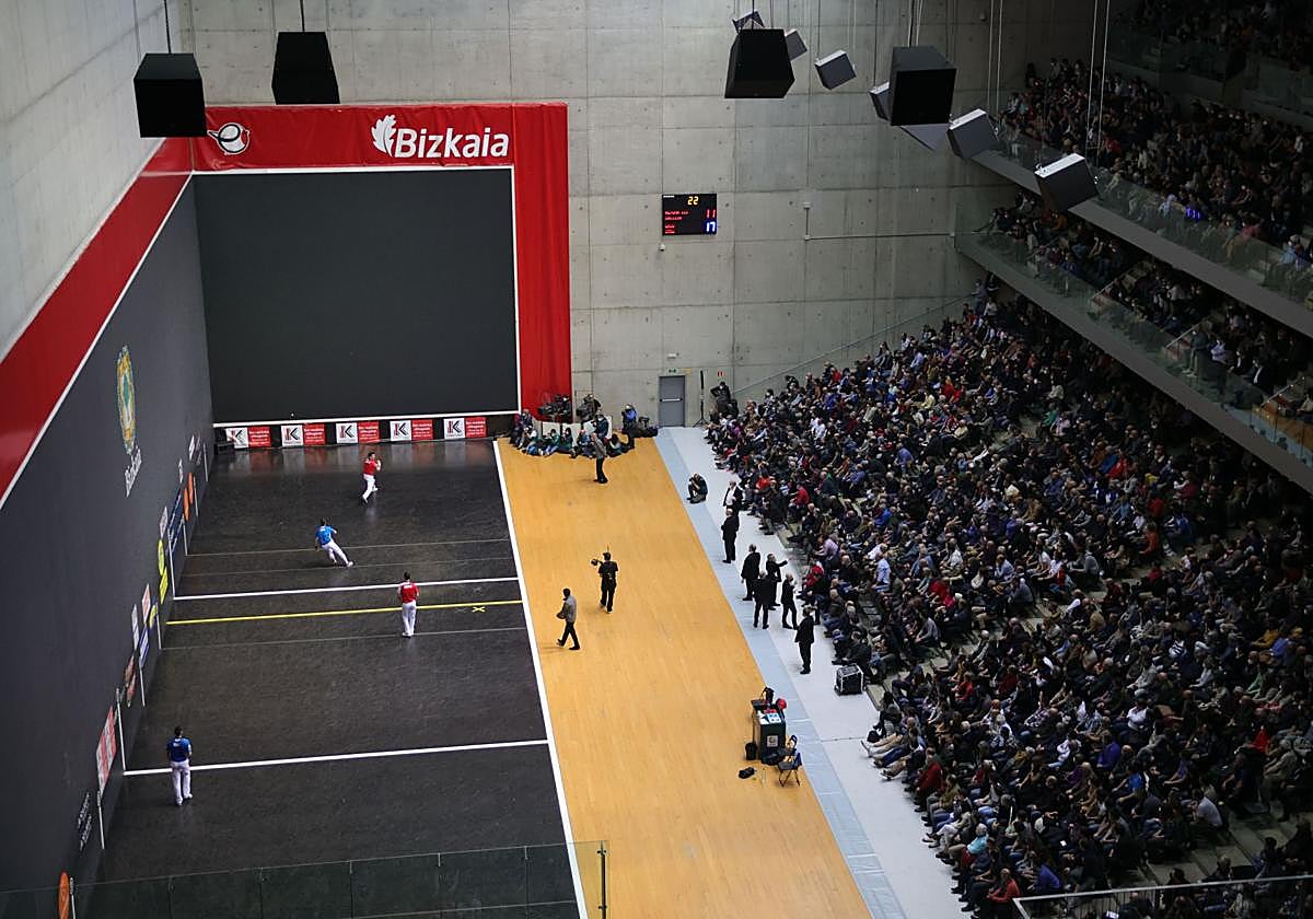 Imagen de un abarrotado frontón Bzikaia.