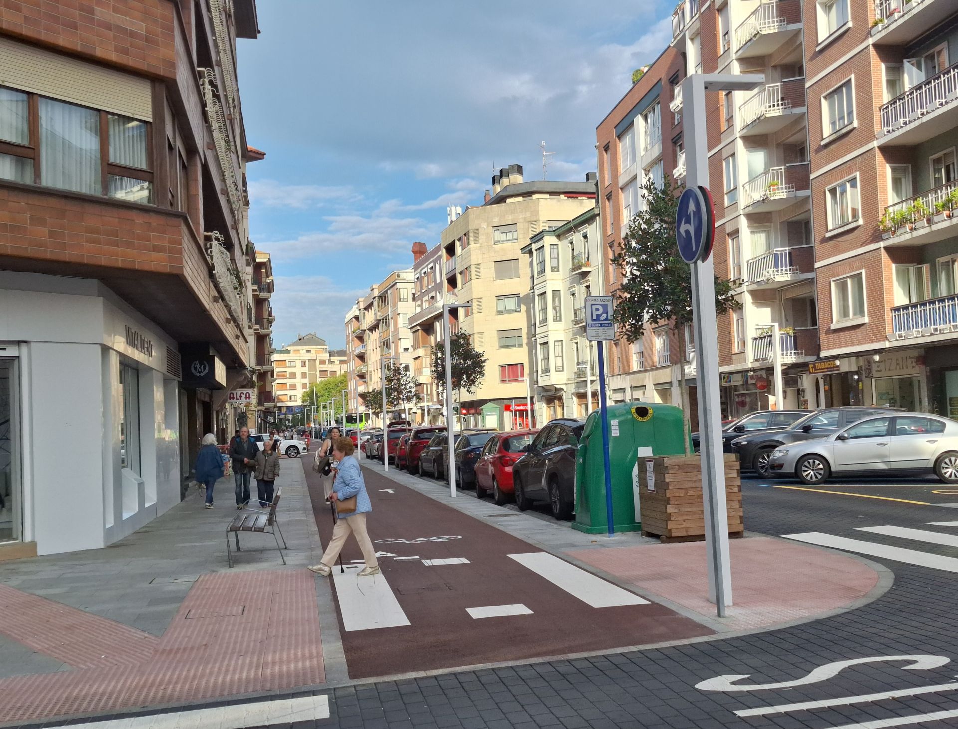 Después de la reurbanización de la calle Mayor, peatones, ciclistas y vehículos comparten el mismo espacio en una plataforma única.