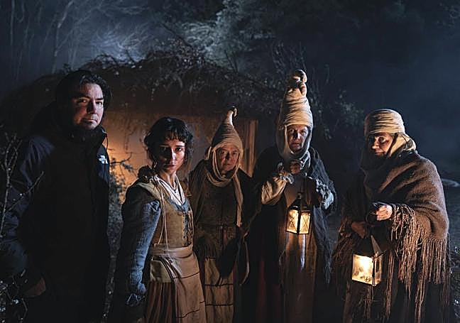 Paul Urkijo y las actrices de 'Gaua'.