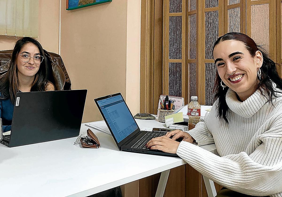 Ana Alonso y Marina Caño son las dos psicólogas que están al frente del programa de atención a la población joven de la ciudad.