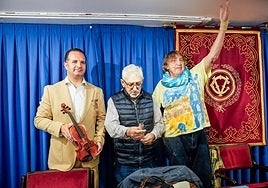 Juan Pablo Gómez recibe la réplica del Stradivarius junto a Jesús Mari Alegría y Antonio César Muñoz.