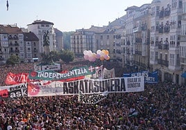 Pancartas exhibidas en la plaza de la Virgen Blanca durante la bajada de Celedón.