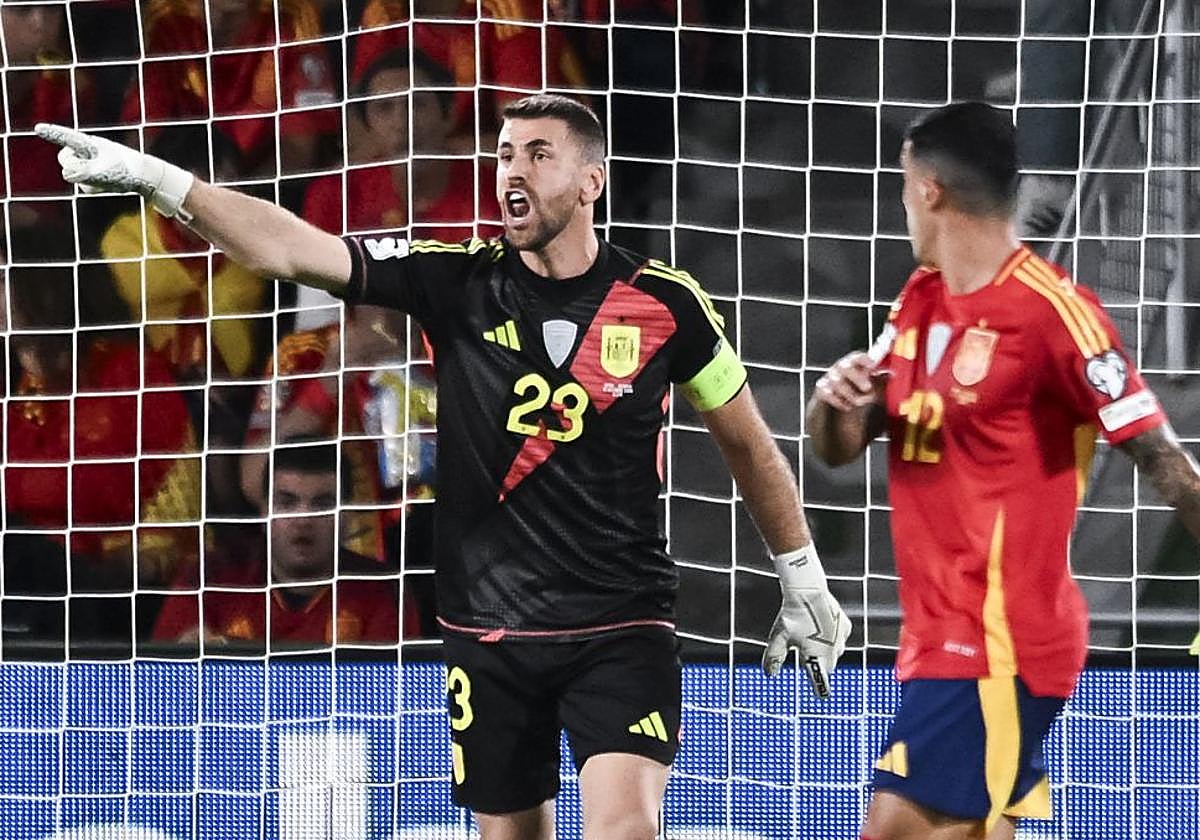 Los dos récords que Unai Simón puede conseguir hoy con La Roja