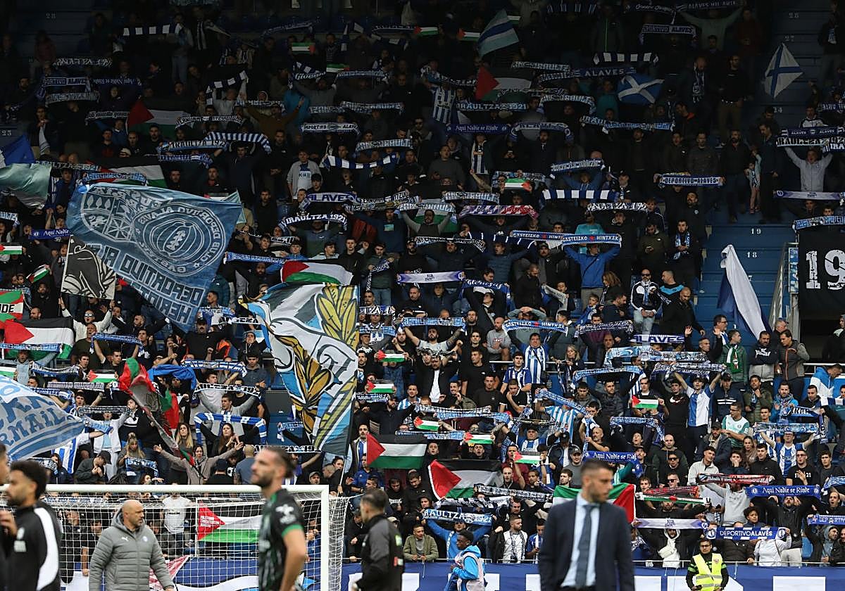 Aficionados del Alavés, en el último partido en Mendizorroza.