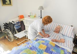 Congelados los precios de la ayuda a domicilio en Vitoria hasta que se resuelva su futuro