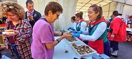 La cuadrilla Mozkorrak es la encargada de cocinar los champiñones que se reparten a los asistentes en la carpa de Solobarria.
