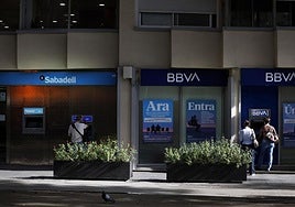 Vista de una oficina del Banco Sabadell junto a otra del BBVA en una calle de Barcelona.