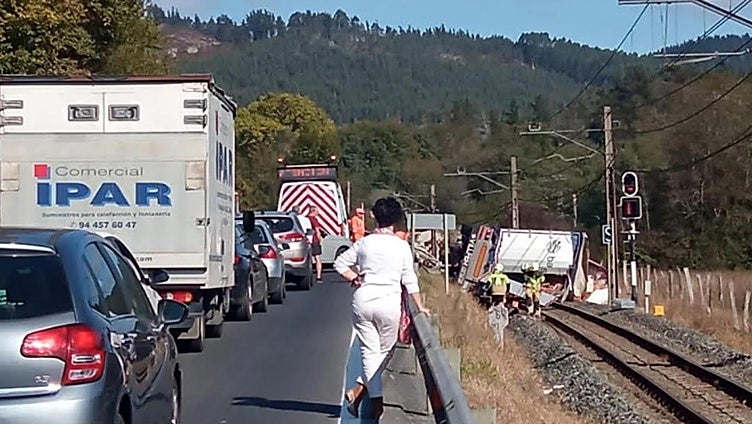Muere un camionero tras caer su vehículo a las vías del tren en Muxika