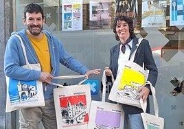 El artista Chema Gutiérrez y la presidenta de Getxo Enpresa, Elena Cantera, presentan las modelos.