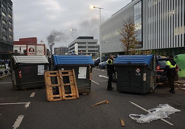 Contenedores cruzados en la UPV/EHU de Leioa.