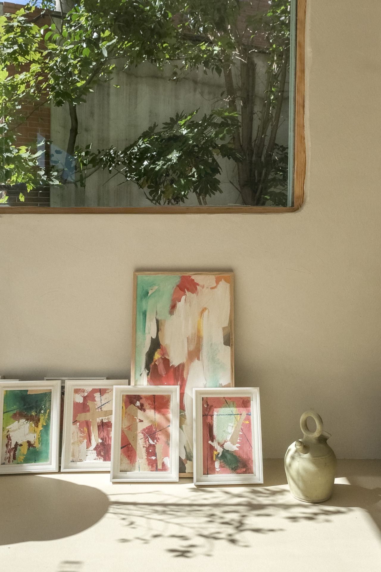 Elisa, la interiorista que pinta cuadros, abre su refugio creativo en Algorta