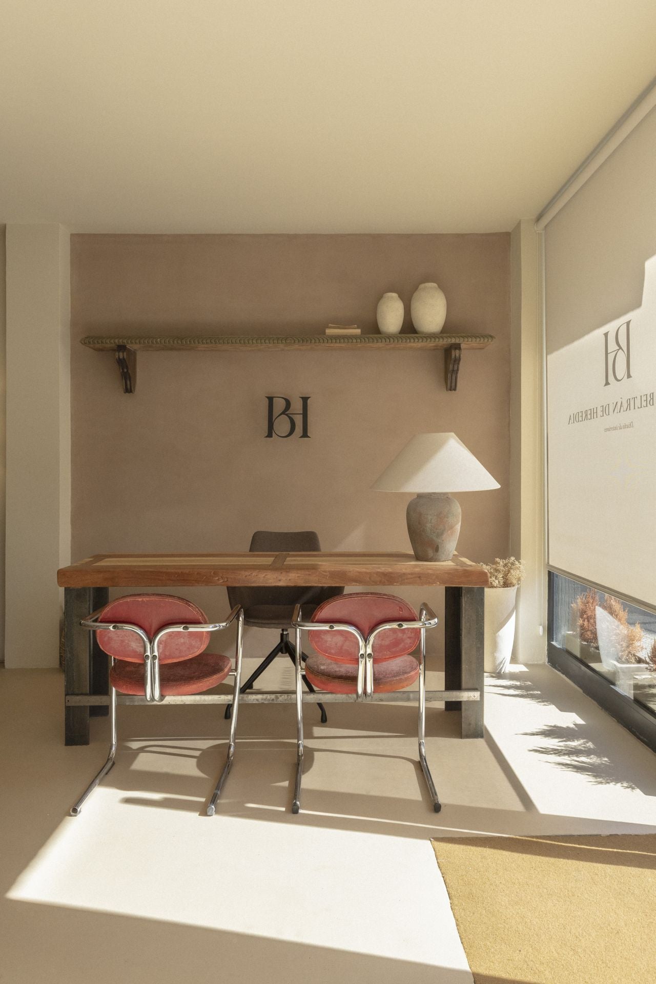 Elisa, la interiorista que pinta cuadros, abre su refugio creativo en Algorta