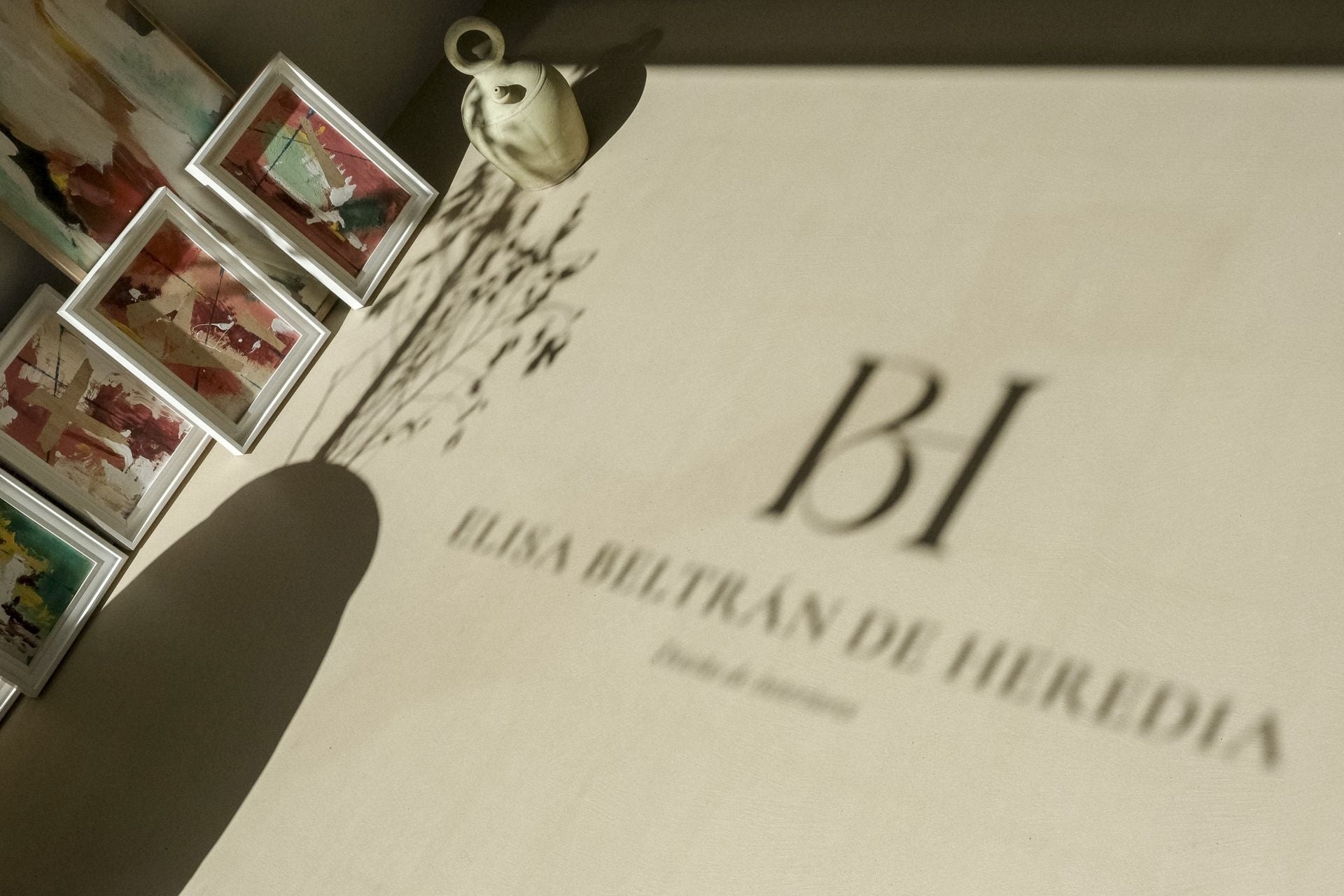 Elisa, la interiorista que pinta cuadros, abre su refugio creativo en Algorta