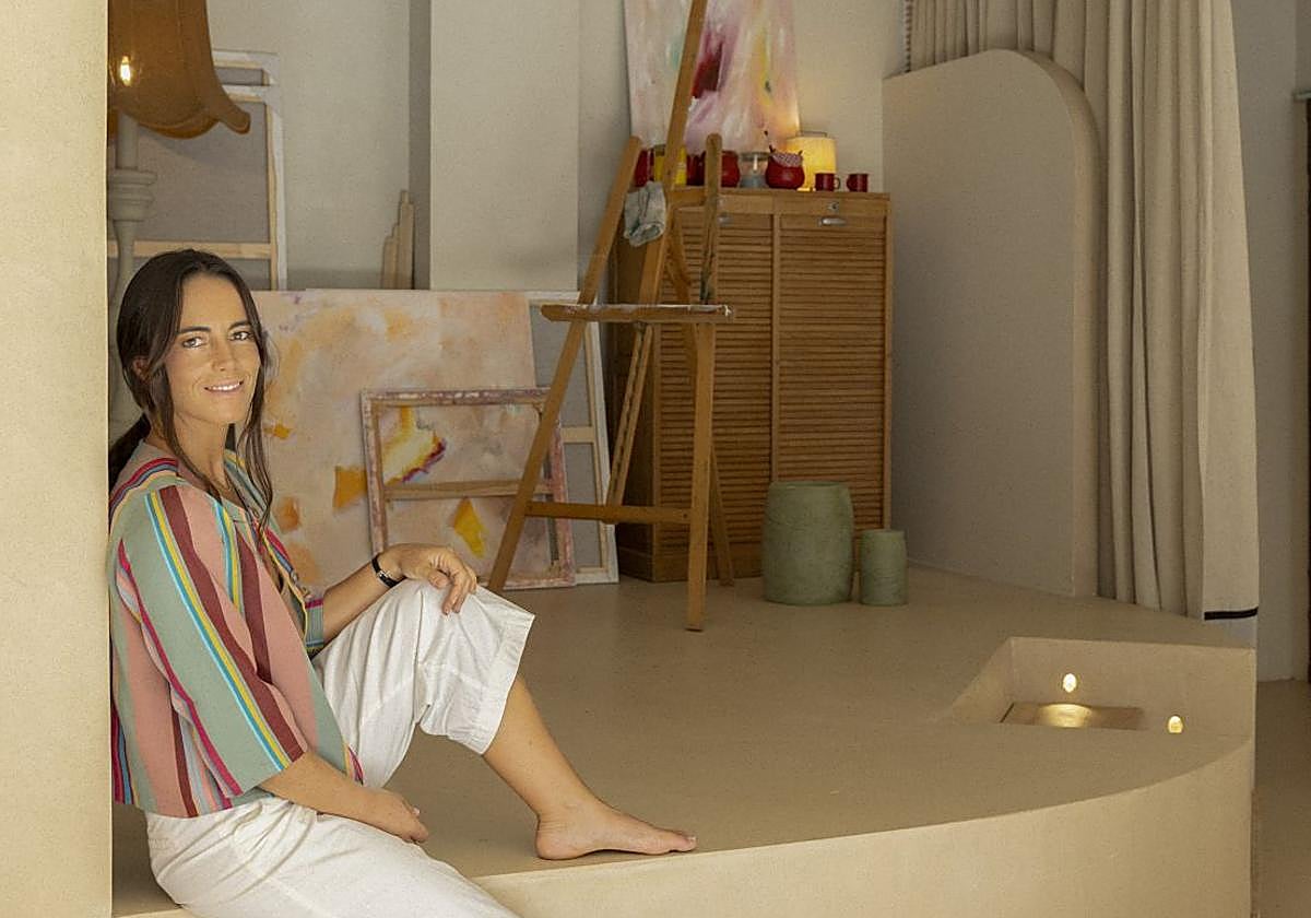 Elisa, la interiorista que pinta cuadros, abre su refugio creativo en Algorta