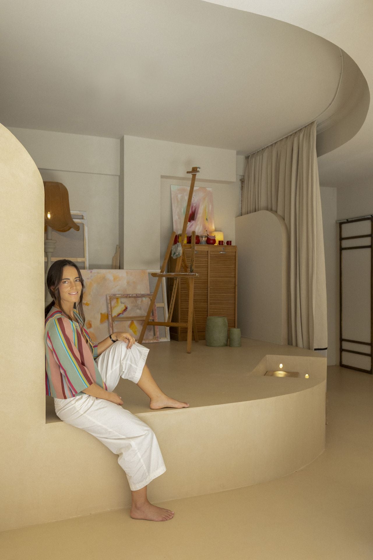 Elisa, la interiorista que pinta cuadros, abre su refugio creativo en Algorta