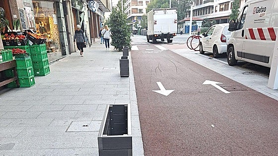 La calle Mayor de Las Arenas estrenará jardineras y arbolado para separar la acera y el bidegorri