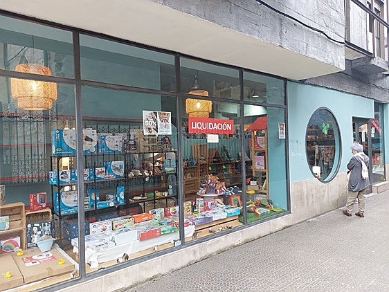 Una vecina observa el escaparate de juguetes, ubicada junto al casco viejo.