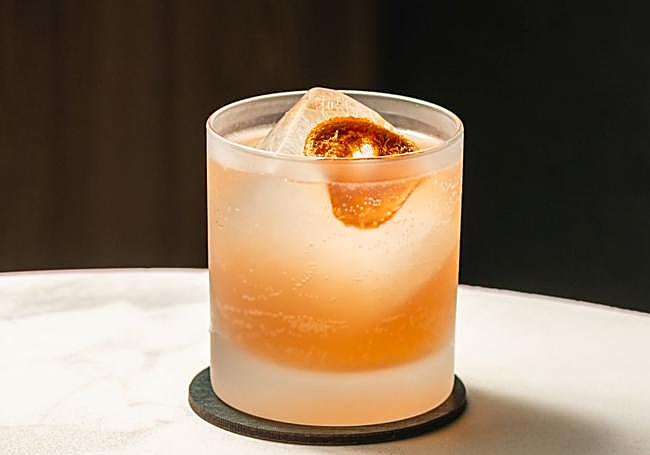 Golfiño ron de algas de La Patrona, hierbas gallegas, almendras tostadas y guiso de setas.