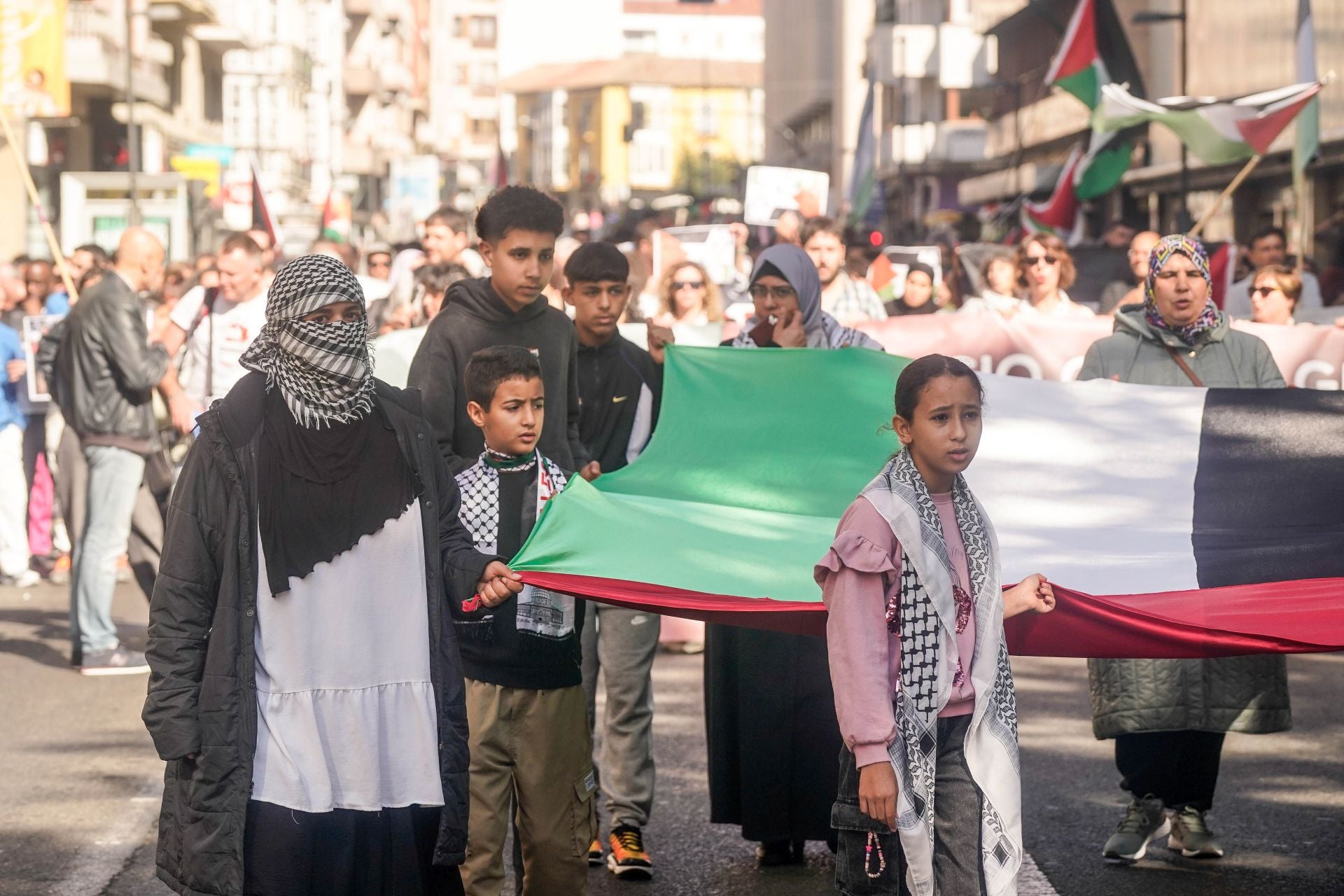 La jornada de huelga en apoyo a Palestina en Álava, en imágenes