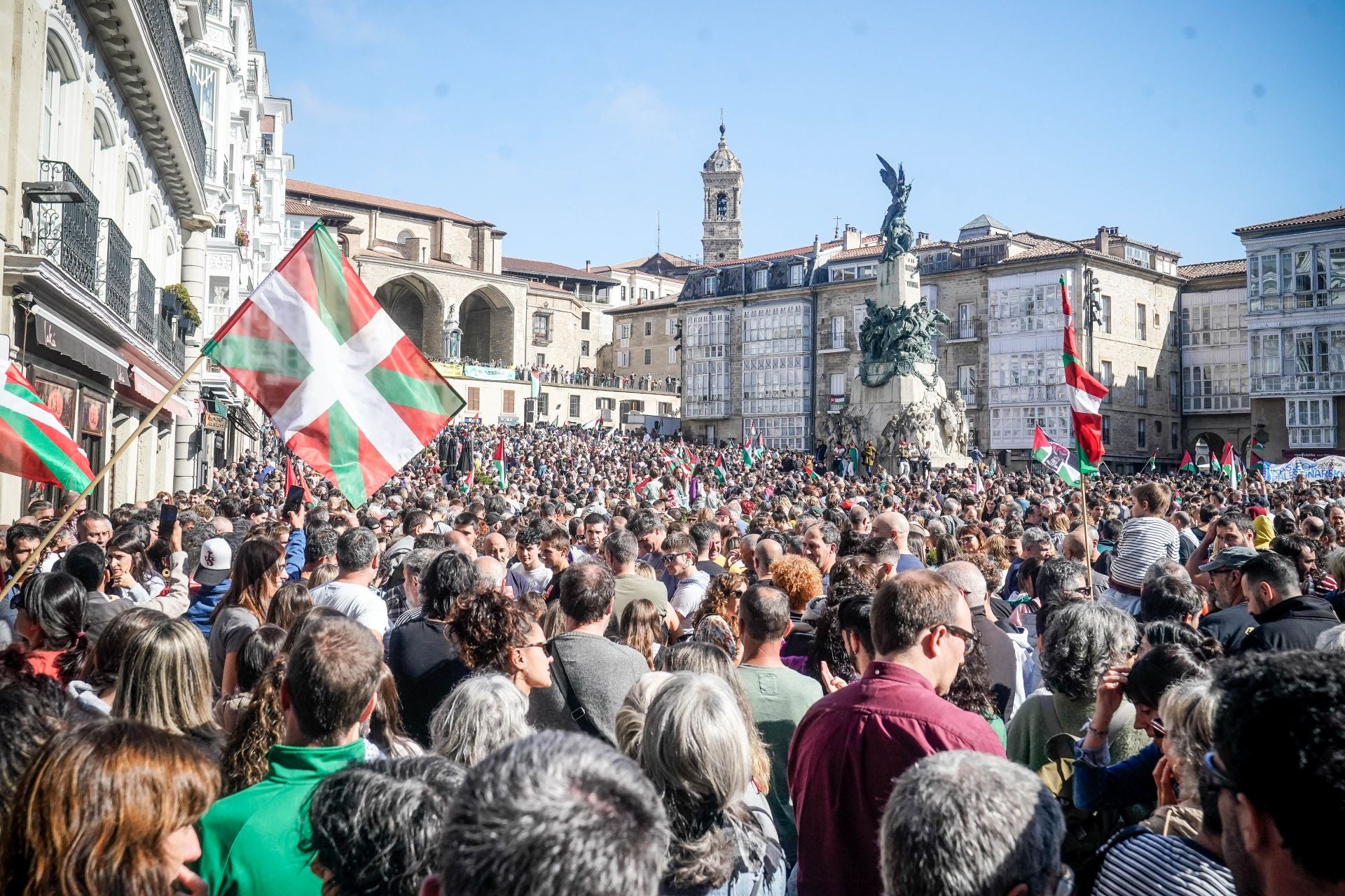 La jornada de huelga en apoyo a Palestina en Álava, en imágenes