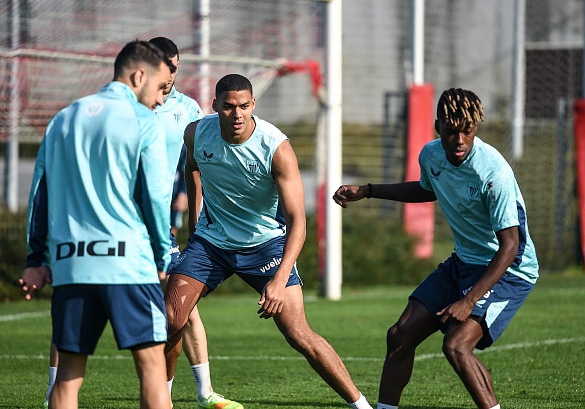 Nico Williams y Berenguer se ejercitan este miércoles en Lezama.