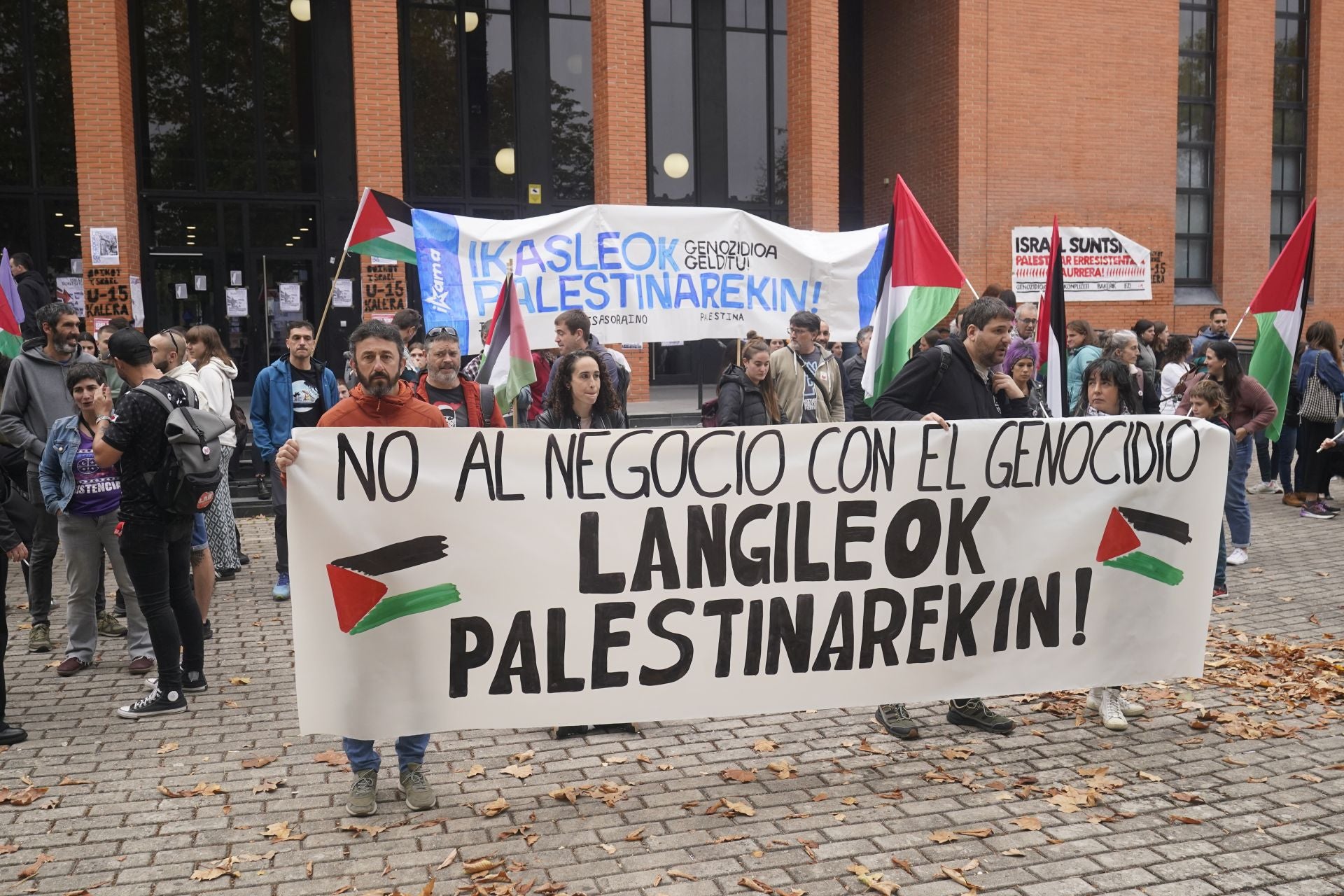 La jornada de huelga en apoyo a Palestina en Álava, en imágenes