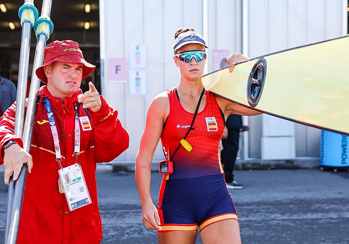 Una de las remeras implicadas, Esther Briz, acompaña a un técnico de la selección española durante los últimos Juegos OIímpicos en París 2024.