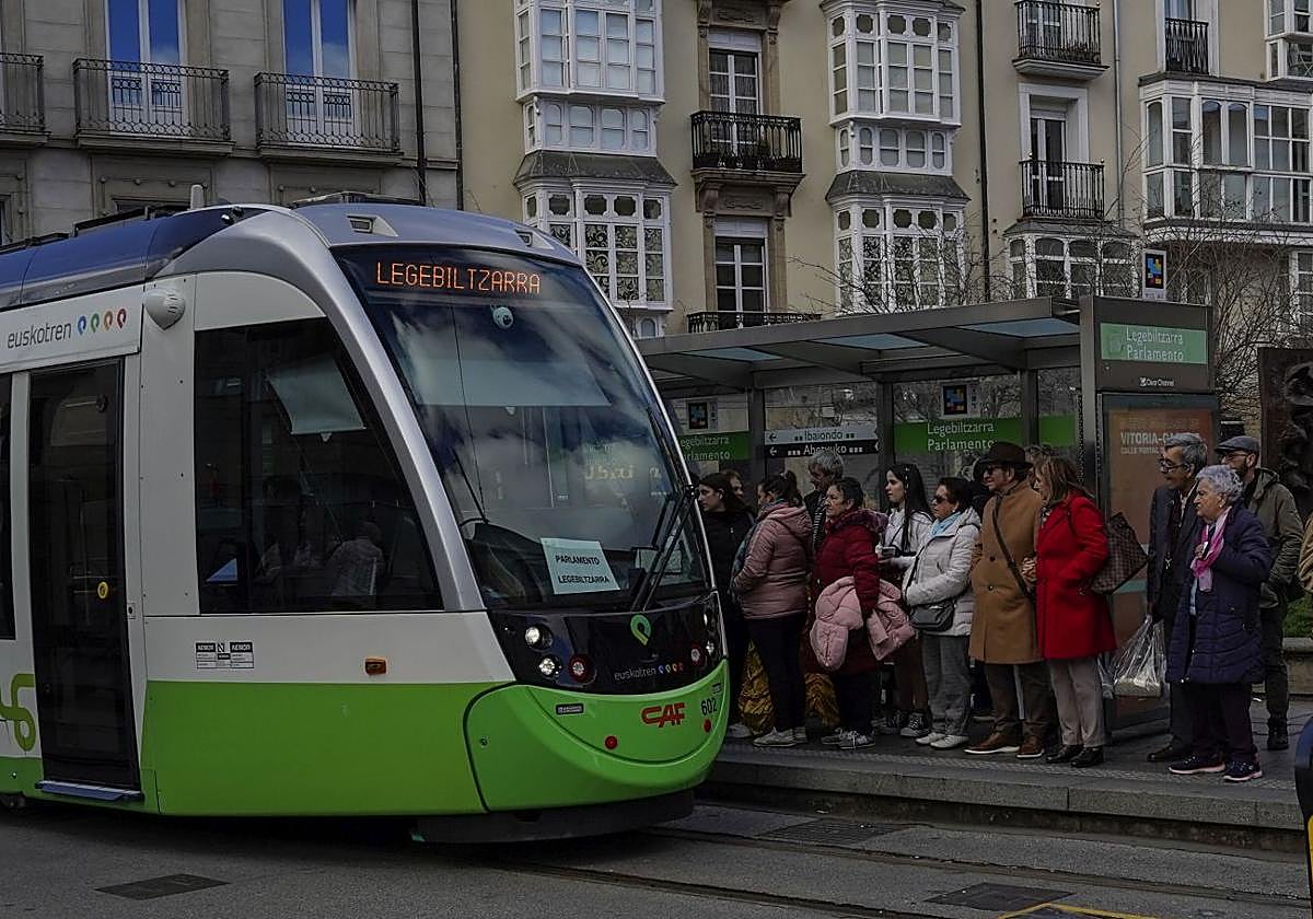 Cola en la parada del tranvía de Parlamento.