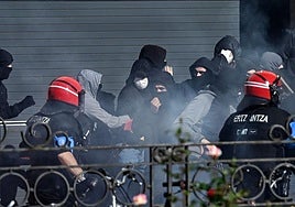 Carga de la Ertzaintza contra los radicales de la izquierda abertzale en la Plaza de la Provincia.