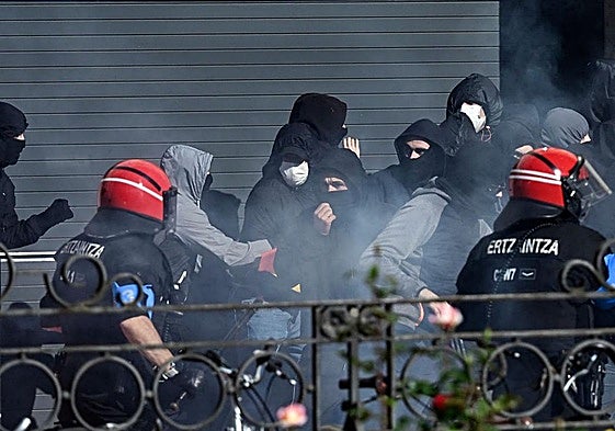Carga de la Ertzaintza contra los radicales de la izquierda abertzale en la Plaza de la Provincia.
