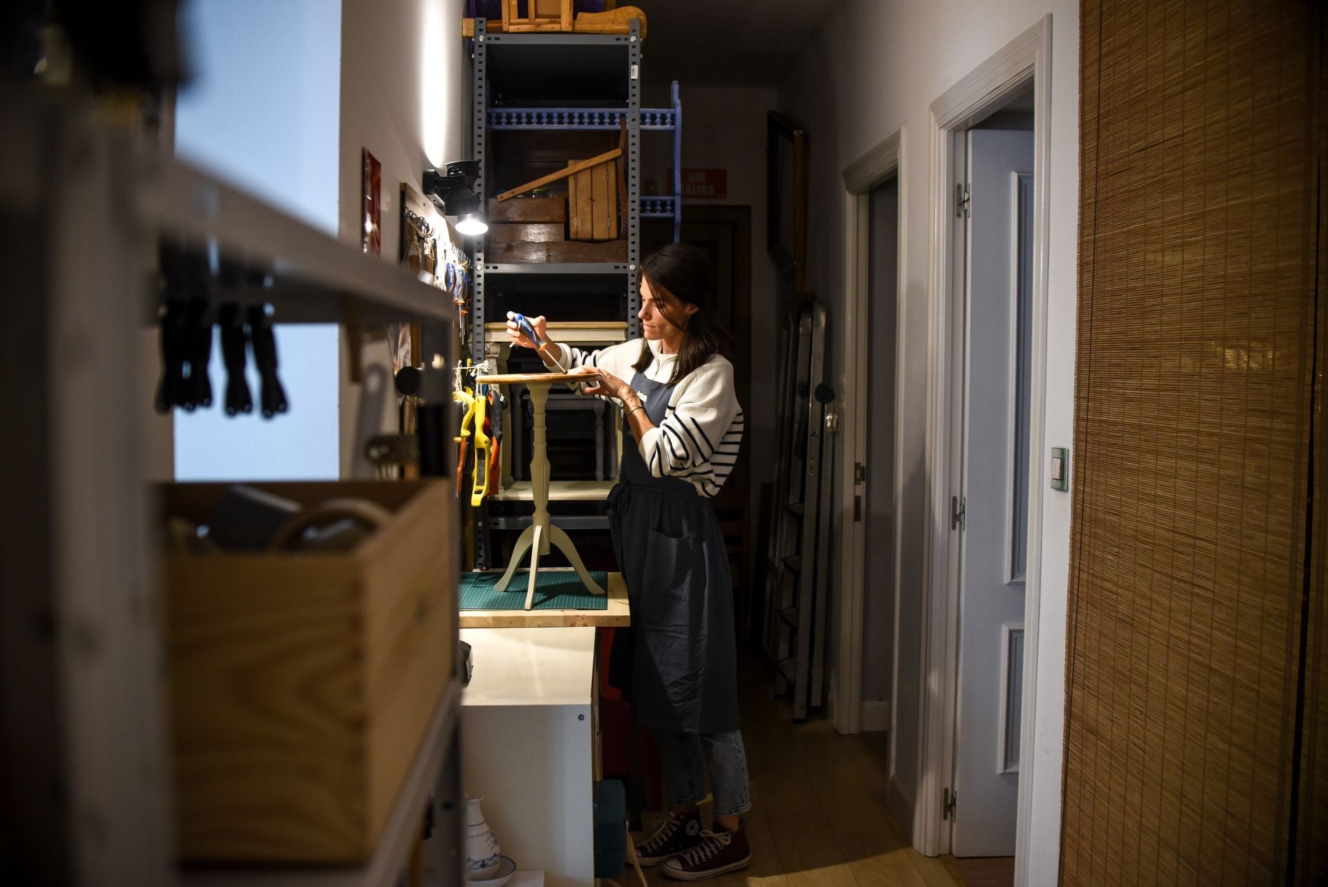 Marta deja la consultoría en Madrid y abre su tienda de muebles restaurados en Getxo