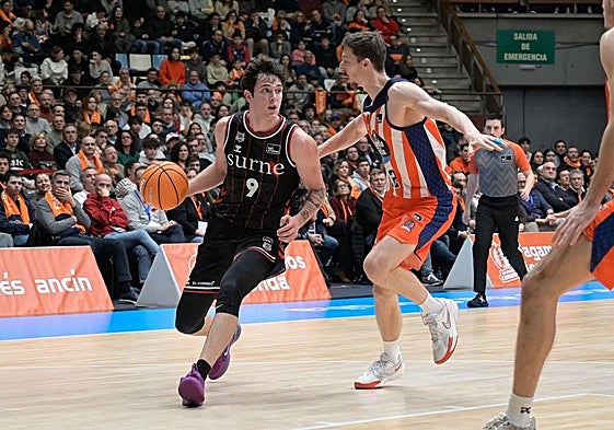 Rubén Domínguez, defendido por el ahora hombre de negro Font, hizo 35 puntos en la última victoria del Surne a domicilio en La Coruña.